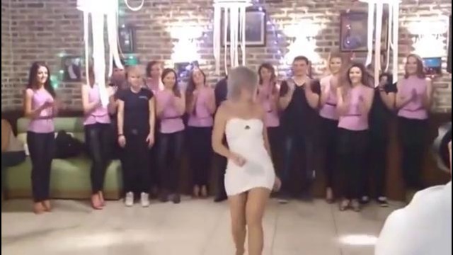 Шикарно девушка танцует