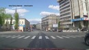 Пассажир едет на дверце авто