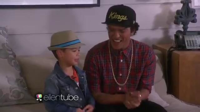 Бруно Марс поёт со своим маленьким поклонником