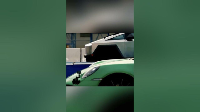 Tesla Cybertruck обгоняет Porsche 911, буксируя такой же 911
