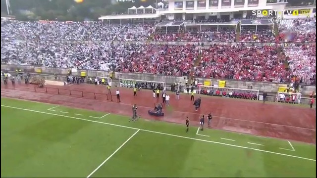 Мужчина на дроне доставил мяч для финала Кубка Португалии по футболу
