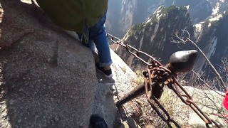 Тропа смерти – гуляю над пропастью на горе Хуашань, Китай