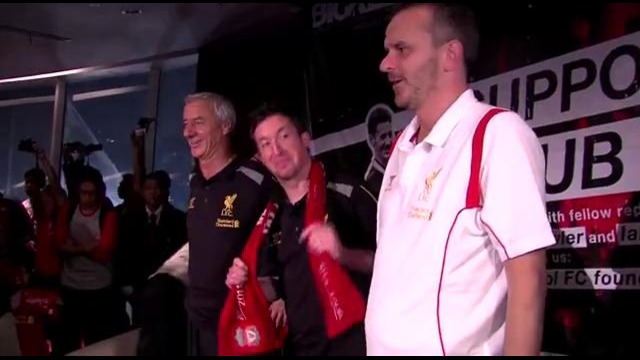 Fowler, Rush & Hamann sing ‘You’ll Never Walk Alone’ in Indonesia