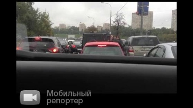 Рецидивисты на элитных авто избили простого водителя на юге Москвы