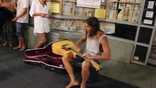 Играет на гитаре как на барабане ► уличный гитарист, мельбурн
