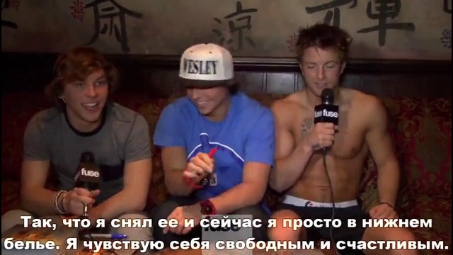 Emblem3 does half-naked push ups (russkie subtitry)