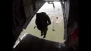 Парашют десантника зацепился за самолет