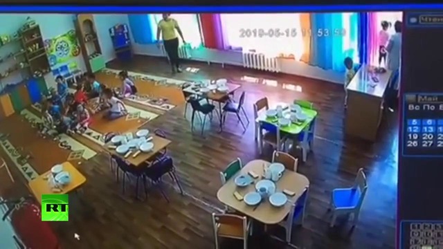 В Казахстане маленькая девочка выпала из окна детского сада — видео