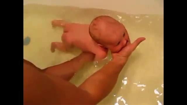 Ребёнок учится плавать