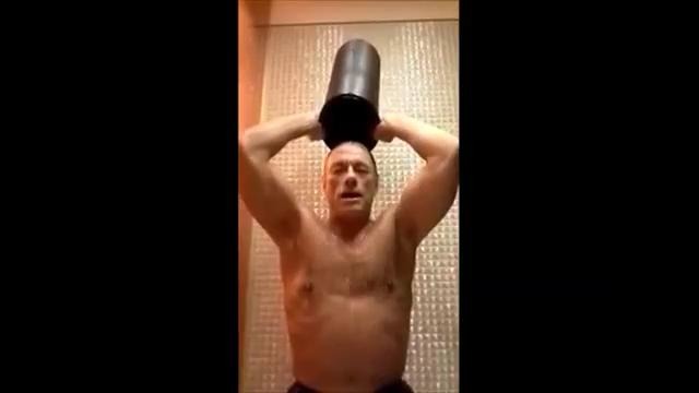 Жан Клод Ван Дамм принял вызов – ‘Ice Bucket Challenge