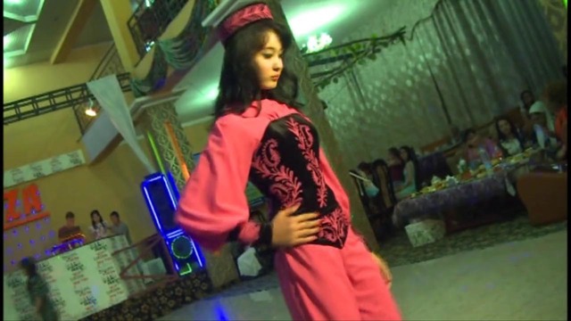 Узбекские национальные одежды и узбекские девушки