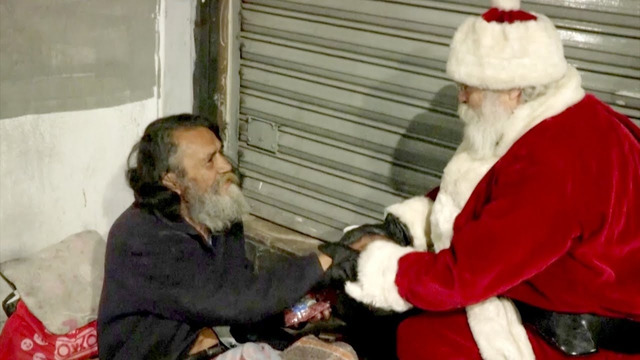 Санта-Клаус принёс подарки бездомным в Мехико
