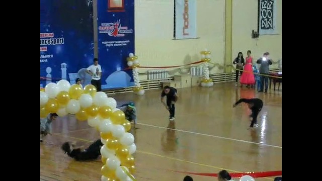 Бухарские ребята исполняют Брейк-Данс на чемпионате