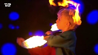 Огненное шоу от детей на шоу талантов в Дании