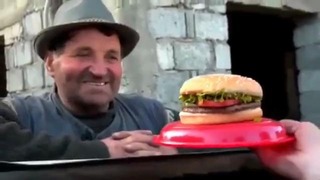 Люди впервые в своей жизни пробуют бургер