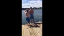 Парень поймал своего приятеля во время мочеиспускания в море и решил его проучить)