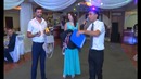 Ведущий Мануэль игра со свидетелями "Гардероб"