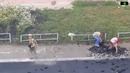 Суровые челябинские дети голыми руками сняли асфальт во дворе