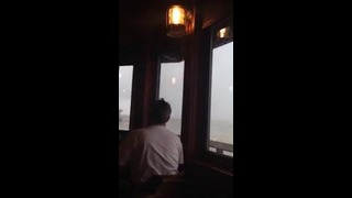 Волна врывается в ресторан на причале в Санта Барбаре