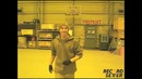 Трик-шоты в баскетбольное кольцо в исполнении американского солдата