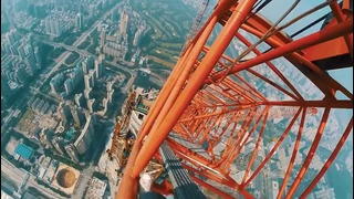 Русские парни залезли на второе по высоте здание в мире