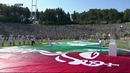 Арбитр взмахом руки поднял мяч в воздух