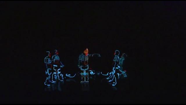 Выступление Wrecking Crew Orchestra в световых костюмах из Tron