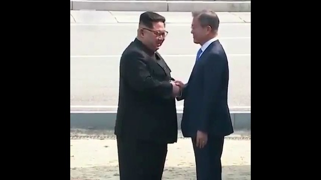 Свершилось. Лидеры Корей встретились на границе. Встреча впервые за 68 лет
