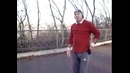 Мужик круто катается на роликах