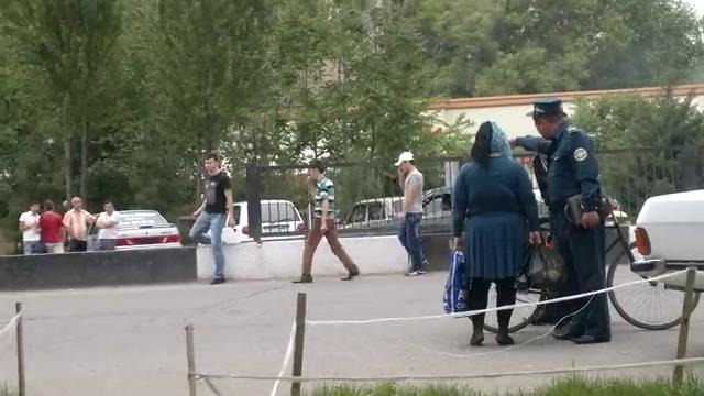 Гаишник тормозит велосипедистов (Сергели)