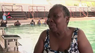 Пожилые женщины в ЮАР учатся плавать, стремясь к здоровью