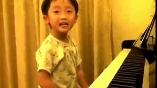 Способный ребенок играет на пианино