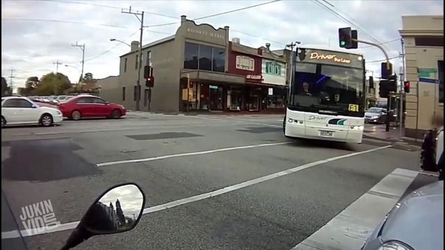 Городской автобус врезается в автомобиль