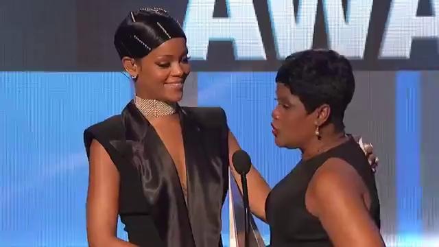 Rihanna – Icon Award (2013 AMAs)