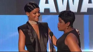 Rihanna – Icon Award (2013 AMAs)