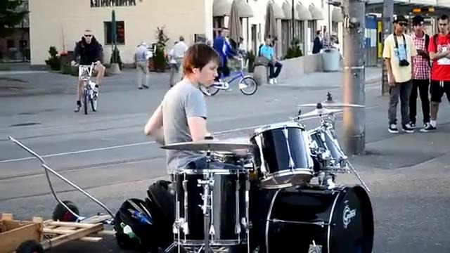 Уличный барабанщик из Норвегии