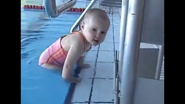 Kleinburd рекомендует- Малыш учится плавать