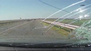 Кирпич из КамАЗа пробил стекло Audi