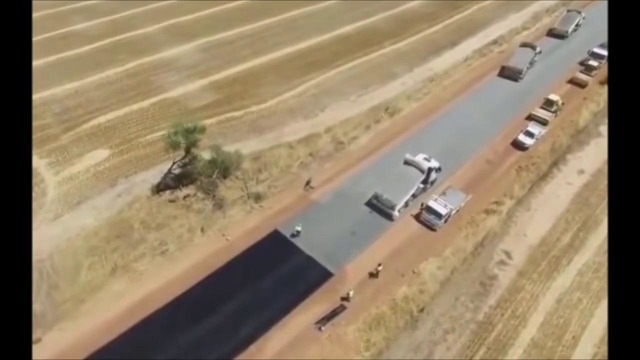 Автодор курит в сторонке, как укладывают дороги в Австралии