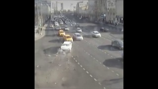 В Москве Mercedes протаранил скорую помощь