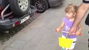 2-летняя девочка Элли знает все марки машин