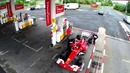 Себастьян Феттель розыгрыш на заправке Шелл Shell Fuel Station and Sebastian V