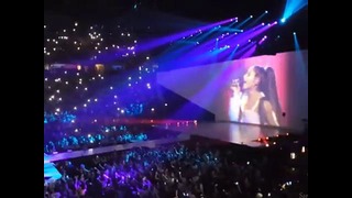 Ariana Grande before teract in Manchester
