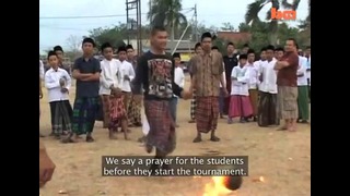 Жители Восточной Явы любят играть в огненный футбол