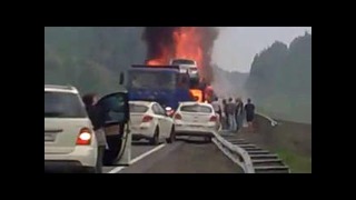 На трассе между Нижним Тагилом и Кушвой сгорел автовоз с иномарками
