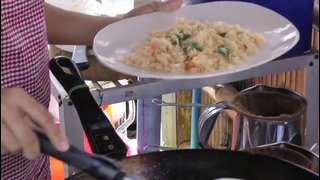 Как готовят Кау Пад с курицей на макашнице в Таиланде