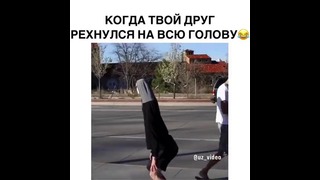 Прикольно танцует )