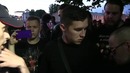 Лев против – толпа 30 пьяных напали с ножом, сломали камеру