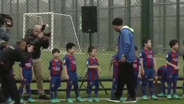 Роналдиньо эпично приветствовали китайские дети в школе Барселоны