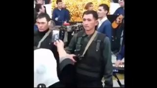 Юлдуз Усманову во время выступления окружили вооруженные люди